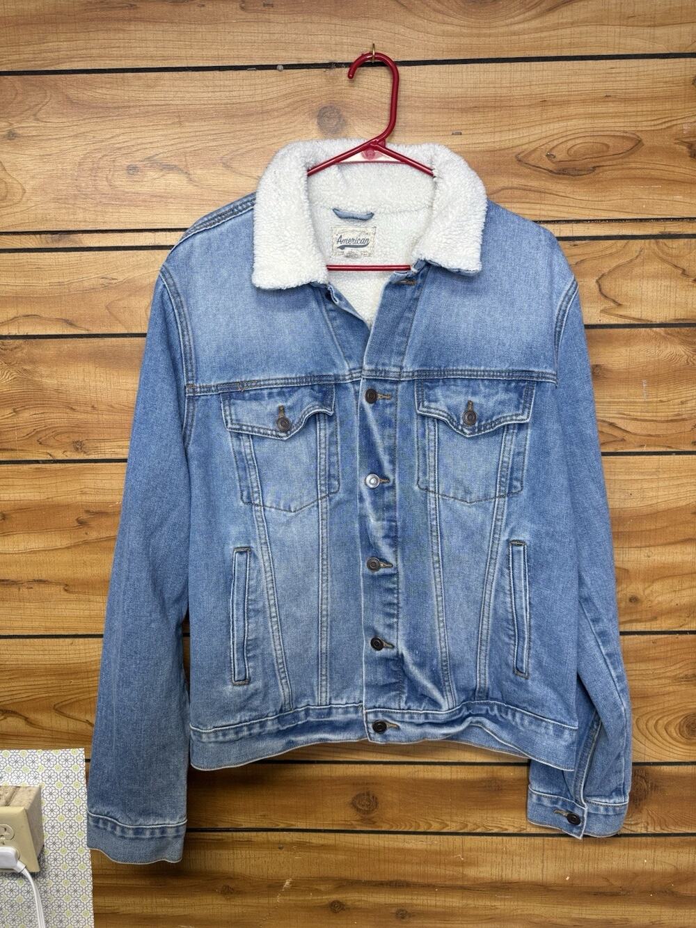 American Men’s Denim Trucker Jacket W/ Fuzzy Collar Size Medium